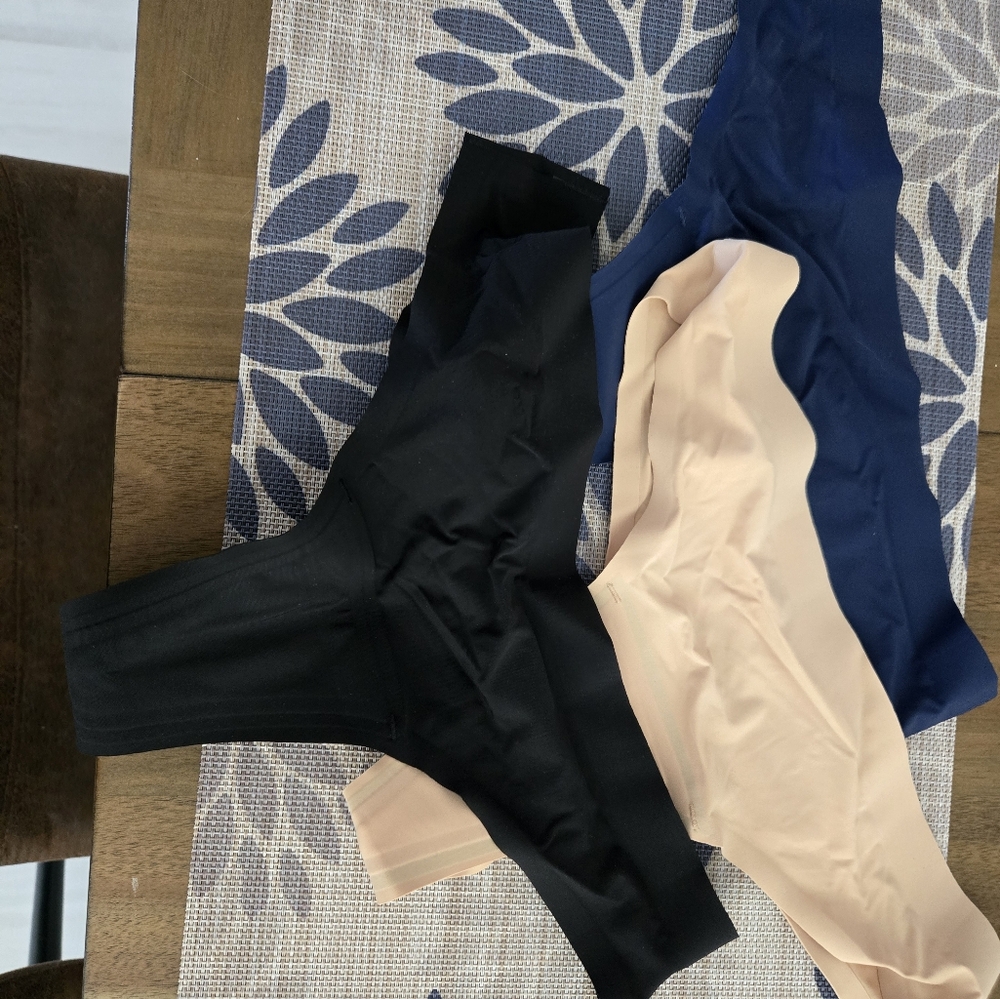 Seamless Black and Nude Thong Set